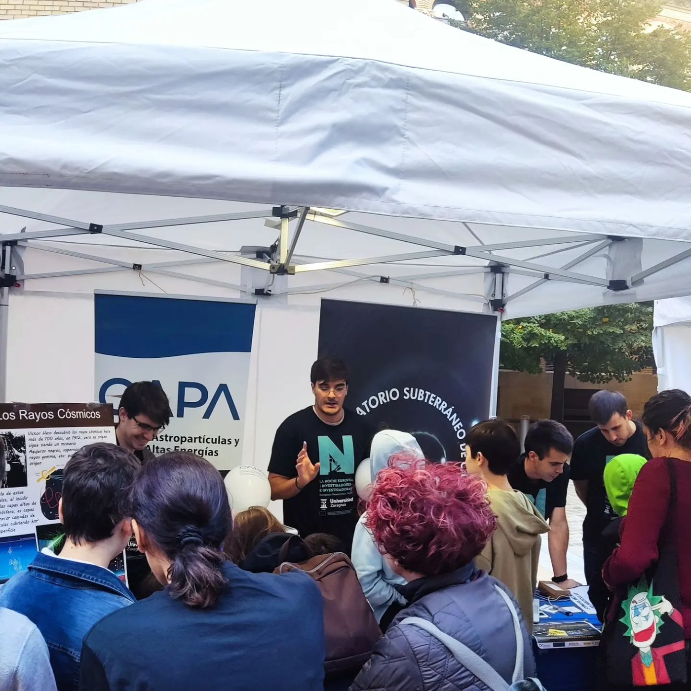 Francisco explaining physics to visitors at the CAPA stand during the European Researchers’ Night